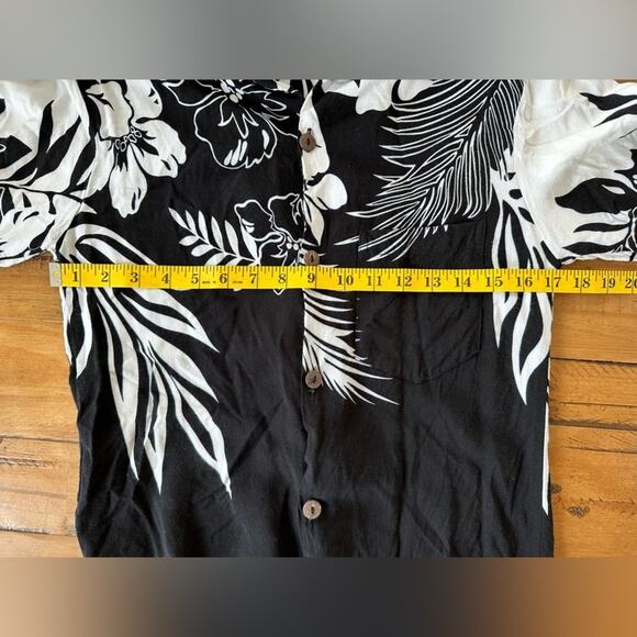 𝅺Sunny Island Hawaiian Beach Men shirt Size Small Black White 100% Rayon floral - Picture 8 of 8